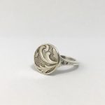 Bague en argent avec détail Art Nouveau et saphirs bleus