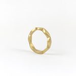 Bague en or 18 carats au design géométrique facetté aux lignes épurées et au caractère contemporain.