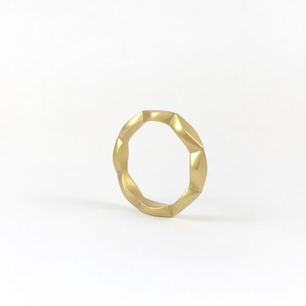 Bague en or 18 carats au design géométrique facetté aux lignes épurées et au caractère contemporain.