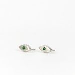 Boucles d’oreilles en argent à design géométrique avec émeraude verte.