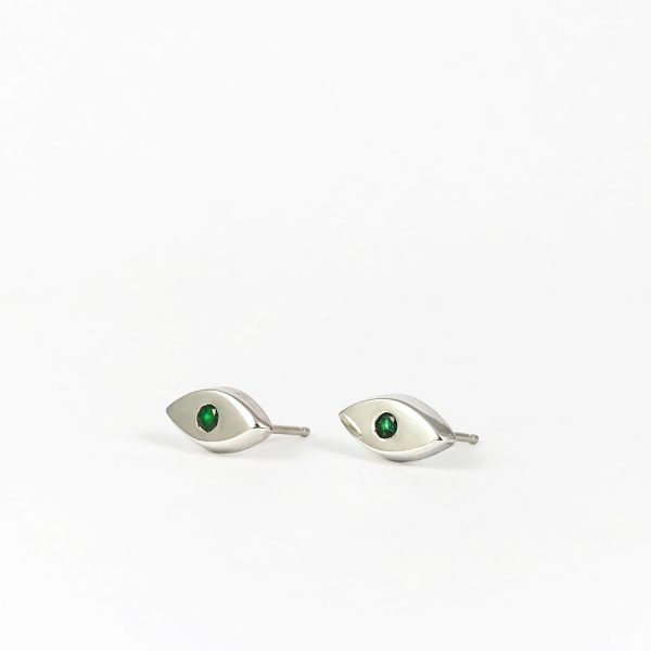 Boucles d’oreilles en argent à design géométrique avec émeraude verte.
