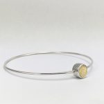 Bracelet en argent avec détail central géométrique doré
