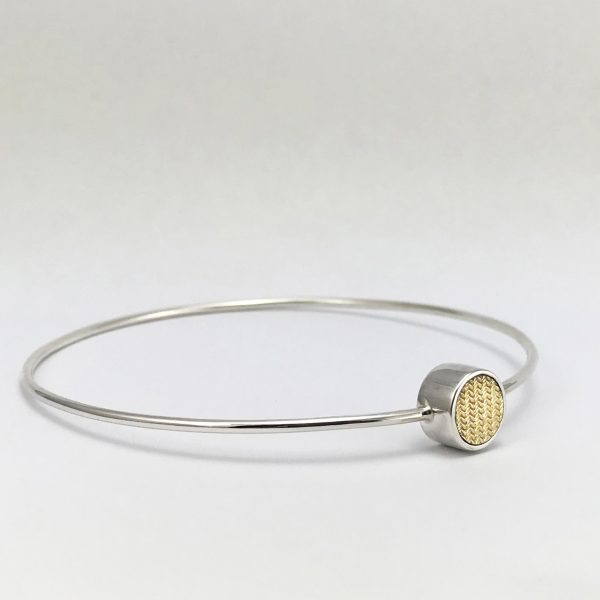 Bracelet en argent avec détail central géométrique doré