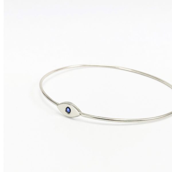 Bracelet en argent au design géométrique avec saphir bleu