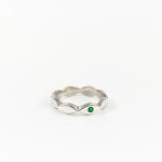 Bague en argent au design géométrique sculpté à la main sertie d’une émeraude verte.