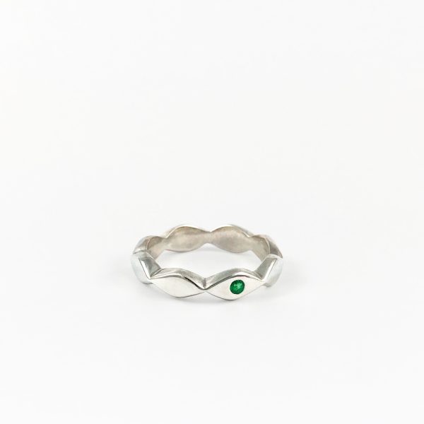 Bague en argent au design géométrique sculpté à la main sertie d’une émeraude verte.