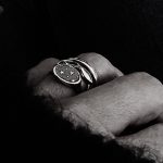 Bague chevalière en argent avec détail ancien d’étoiles