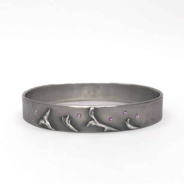 Bracelet artisanal en argent oxydé avec relief de paysage marin et améthystes serties.