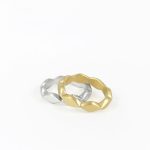 Bagues en or et argent au design ondulé organique sculpté à la main conçues pour s’adapter et se combiner entre elles.