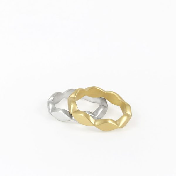 Anells en or i plata amb disseny ondulat orgànic esculpit a mà pensats per adaptar-se i combinar-se entre si.