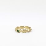 Bague en or 18 carats au motif géométrique et émeraude