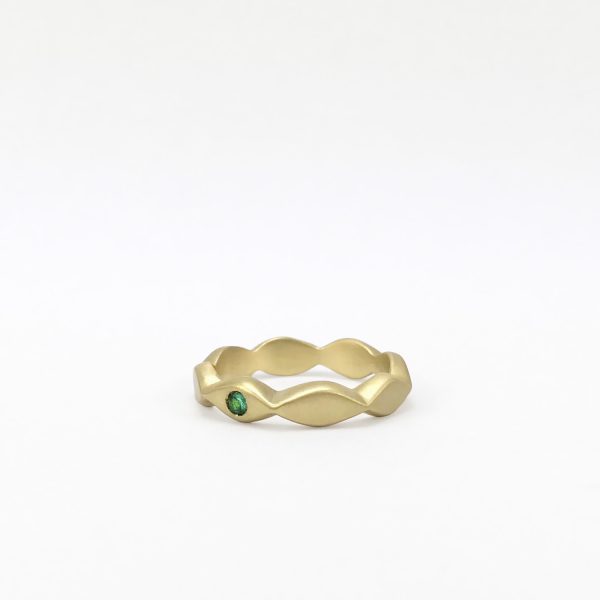 Bague en or 18 carats au motif géométrique et émeraude