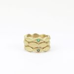 Bagues en or 18 carats sculptées à la main au design géométrique, avec émeraude et diamant noir, conçues pour s’emboîter entre elles comme bagues superposables.