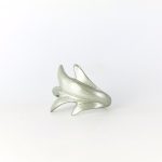 Anell de plata amb forma suau i escultòrica envoltant