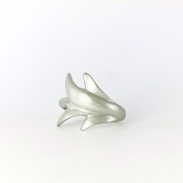 Anell de plata amb forma suau i escultòrica envoltant