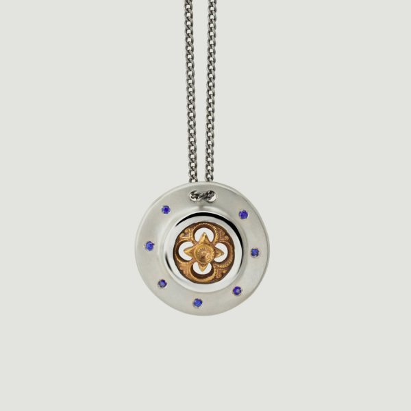 Colgante redondo de plata con detalle antiguo y zafiros azules
