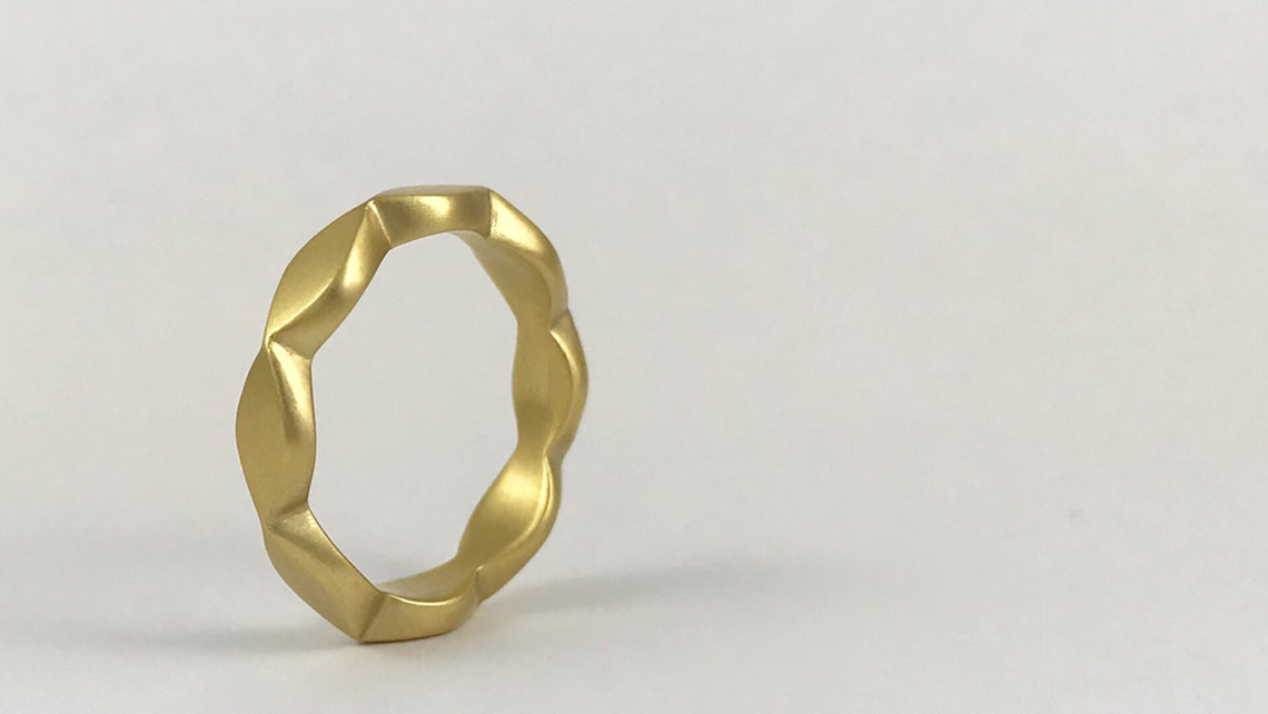 Anillo de oro de 18k con diseño geométrico facetado
