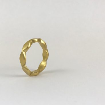 Anillo de oro de 18k con diseño geométrico facetado