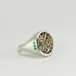 Bague chevalière en argent avec détail ancien et émeraudes vertes