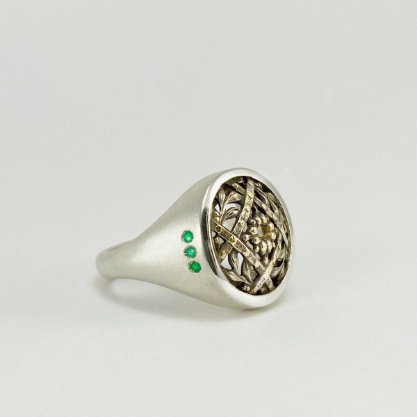 AAnell tipus segell de plata amb detall antic i maragdes verdes
