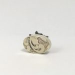 Penjoll ovalat de plata amb detall antic i safirs blaus