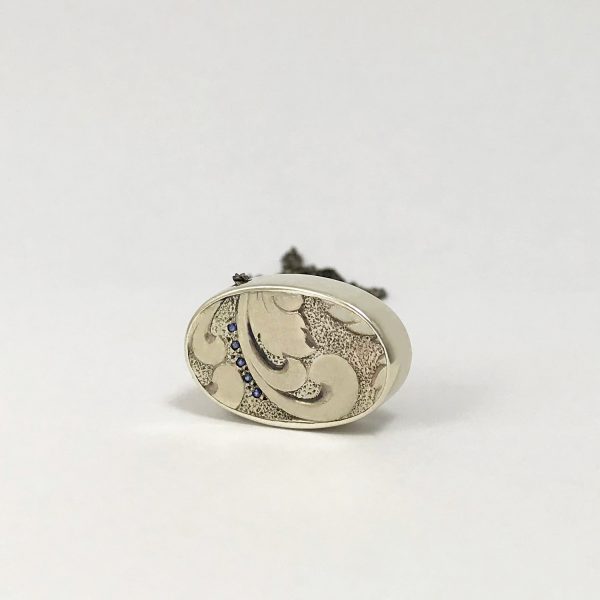 Penjoll ovalat de plata amb detall antic i safirs blaus