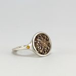 Anillo sello plata con detalle antiguo y zafiros amarillos