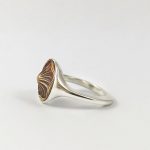 Bague chevalière en argent avec détail ancien de forme organique