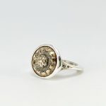 Bague chevalière en argent avec détail circulaire ancien et diamants noirs