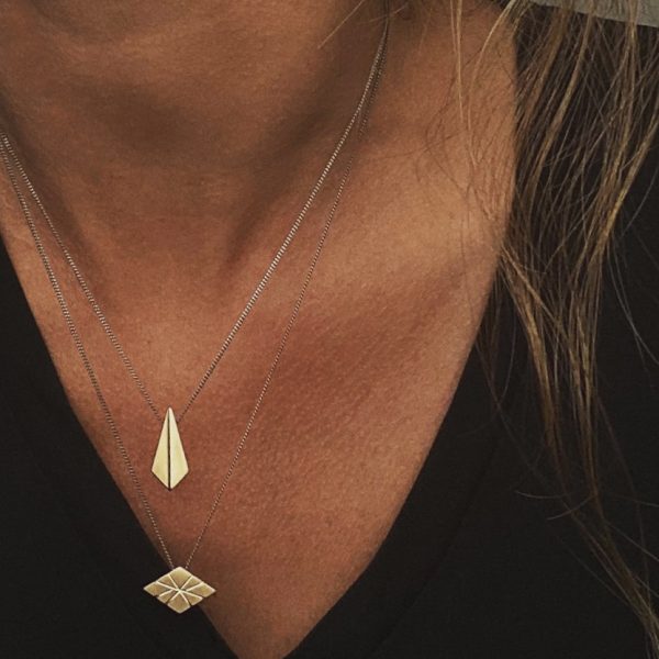 Combinació de 2 penjolls geomètrics Art Déco amb cadena de plata oxidada: romboide i rombe