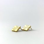 Arracades rombe de plata xapada en or amb disseny Art Déco