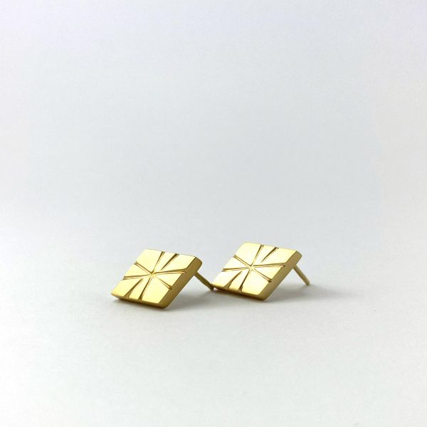 Arracades rombe de plata xapada en or amb disseny Art Déco