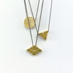 Ensemble de 3 pendentifs aux formes géométriques de style Art Déco avec chaîne en argent oxydé : rhomboïde, losange, rond et triangle