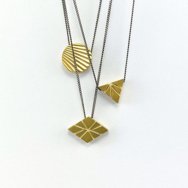 Ensemble de 3 pendentifs aux formes géométriques de style Art Déco avec chaîne en argent oxydé : rhomboïde, losange, rond et triangle