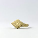 Bague en argent plaqué or avec forme losange et lignes gravées en relief