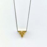 Pendentif triangle en argent plaqué or au design Art Déco avec chaîne en argent oxydé
