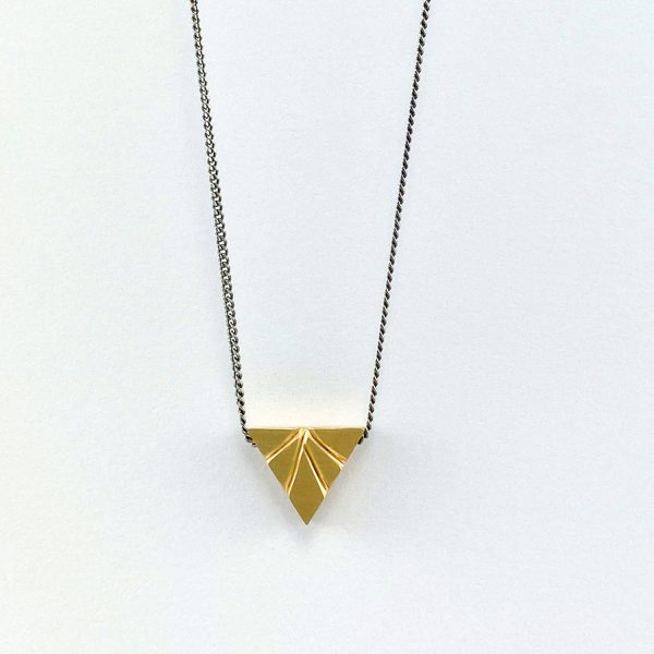 Penjoll triangular de plata xapada en or amb volum geomètric i cadena de plata oxidada