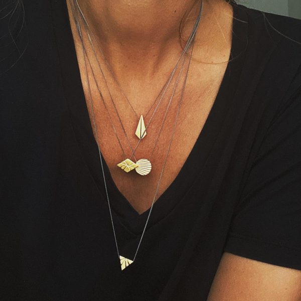 4 pendentifs aux formes géométriques de style Art Déco avec chaîne en argent oxydé : rhomboïde, losange, rond et triangle