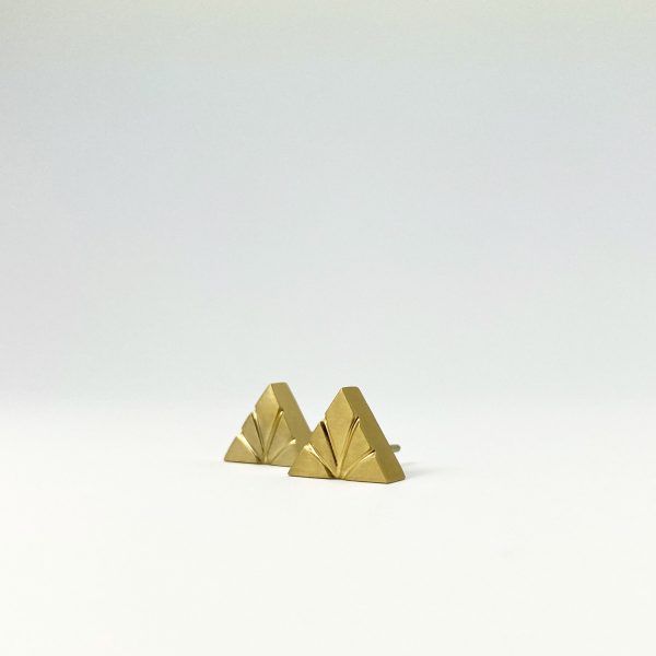 Boucles d’oreilles en argent plaqué or avec forme triangulaire et lignes gravées en relief