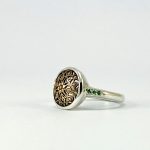 Bague chevalière en argent avec détail ancien ajouré et émeraudes vertes