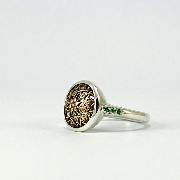 Anell tipus segell de plata amb detall antic calat i maragdes verdes