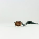 Pendentif ovale en argent avec détail ancien en relief