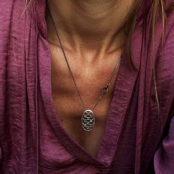 Pendentif ovale en argent avec détail ancien et pierres multicolores