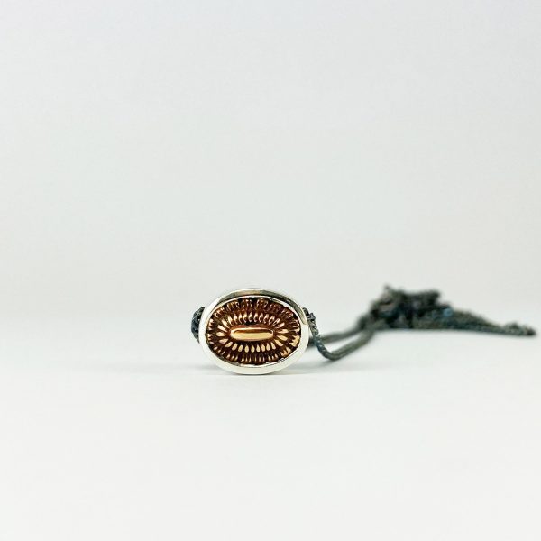 Penjoll ovalat de plata amb detall antic en relleu