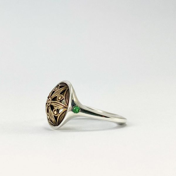 ABague chevalière en argent avec détail ancien et émeraude verte