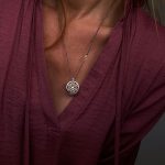 Pendentif rond en argent avec détail ancien ornemental