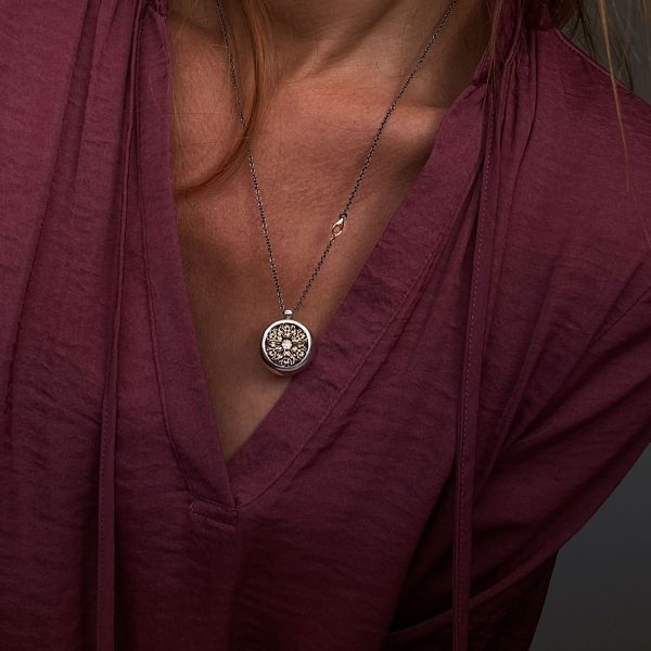 Pendentif rond en argent avec détail ancien ornemental