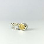 Pendentif ovale en argent avec détail de style japonais ancien