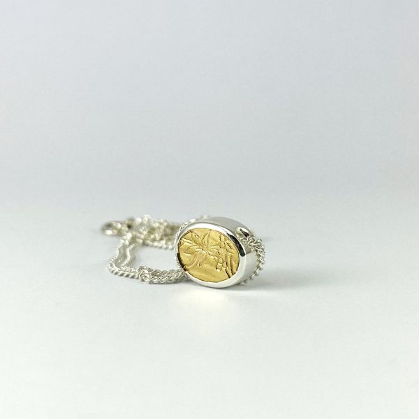 Penjoll ovalat de plata amb detall d’estil japonès antic