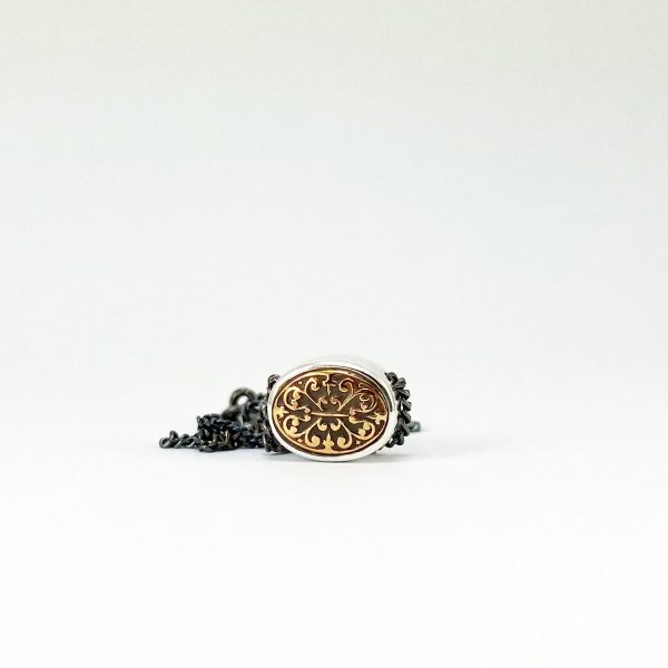 Penjoll ovalat de plata amb detall antic ornamentat